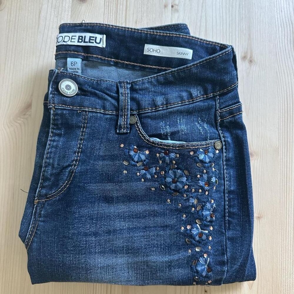 Code Bleu dark wash skinny jeans with blue floral embroidery 6P